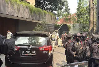 Penyidik KPK menggeledah rumah Silmy Karim. (Liputan6.com/Ady Anugrahadi)