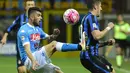 Pemain Inter Milan, Stevan Jovetic (kanan), berebut bola dengan pemain Napoli, Elseid Hysaj, pada lanjutan Serie A Italia di Stadion Giuseppe Meazza, Milan, Minggu (17/4/2016) dini hari WIB. (AFP/Olivier Morin)