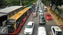 Bus TransJakarta melintas dari arah Semanggi menuju kawasan Thamrin, Jakarta, Selasa (5/4). Uji coba sistem "three in one" ini merupakan hari pertama yang dilakukan oleh Pemprov DKI Jakarta dan Polda Metro Jaya. (Liputan6.com/Gempur M Surya)