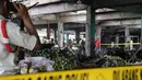 Saat ini, kebakaran yang menghanguskan kios buah di Pasar Induk Kramat Jati sudah berhasil dipadamkan. Sejumlah personel Damkar terus melakukan upaya pendinginan di lokasi. Tampak dalam foto, beberapa pedagang berupaya menyelamatkan sisa dagangannya setelah api yang membakar Pasar Induk Kramat Jati Jakarta berhasil dipadamkan pada Senin (15/12/2025). (merdeka.com/magang/Rendi Saputra)