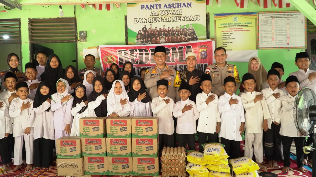 Kapolres Rokan Hulu bersama puluhan anak panti asuhan penghafal Quran.