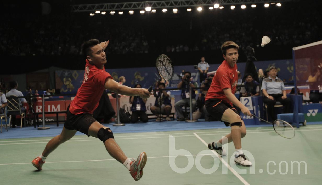 Pasangan Tontowi Ahmad/Liliyana Natsir, mengahadapi pasangan Korea, Kim Dukyoung/Kim Ha Na di Indonesia Open 2017 di JCC, Selasa (13/6/2017). Ganda Campuran Indonesia itu menang dengan skor 19-21, 21-19, dan 21-18. (Bola.com/M Iqbal Ichsan)