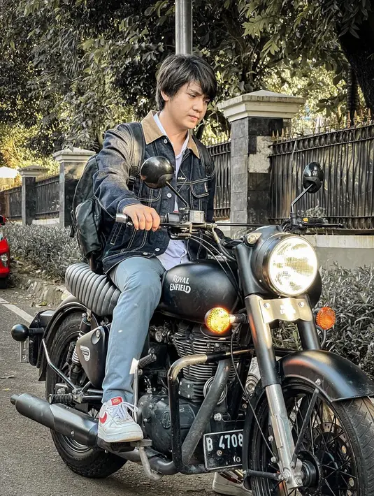 Gaya penampilan Arbani memang sekilas hampir sama dengan Iqbaal Ramadhan pemeran Dilan sebelumnya. Pemilihan Arbani jadi Dilan ini dinilai cocok karena gayanya sebelas dua belas. Netizen penasaran dengan akting Arbani nanti di Ancika 1995. (Liputan6.com/IG/arbaniyasiz)