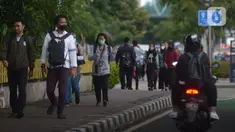 Karyawan perkantoran berjalan kaki  bergegas pulang di Kawasan Sudirman, Jakarta, Rabu (30/11/2022). Keputusan Pemerintah Provinsi (Pemprov) DKI Jakarta menaikan upah minimum provinsi (UMP) DKI  pada 2023 sebesar 5.6 persen menjadi Rp 4,9 juta . ditolak pengusaha dan buruh. (merdeka.com/Imam Buhori)