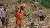 Korban yang tertimbun longsor di Kampung Sinar Harapan, Desa Harkat Jaya, Kecamatan Sukajaya, Kabupaten Bogor dicari dengan alat Ground Penetrating Radar untuk proses deteksi benda-benda yang terkubur di bawah tanah dengan tingkat kedalaman tertentu. (Lip