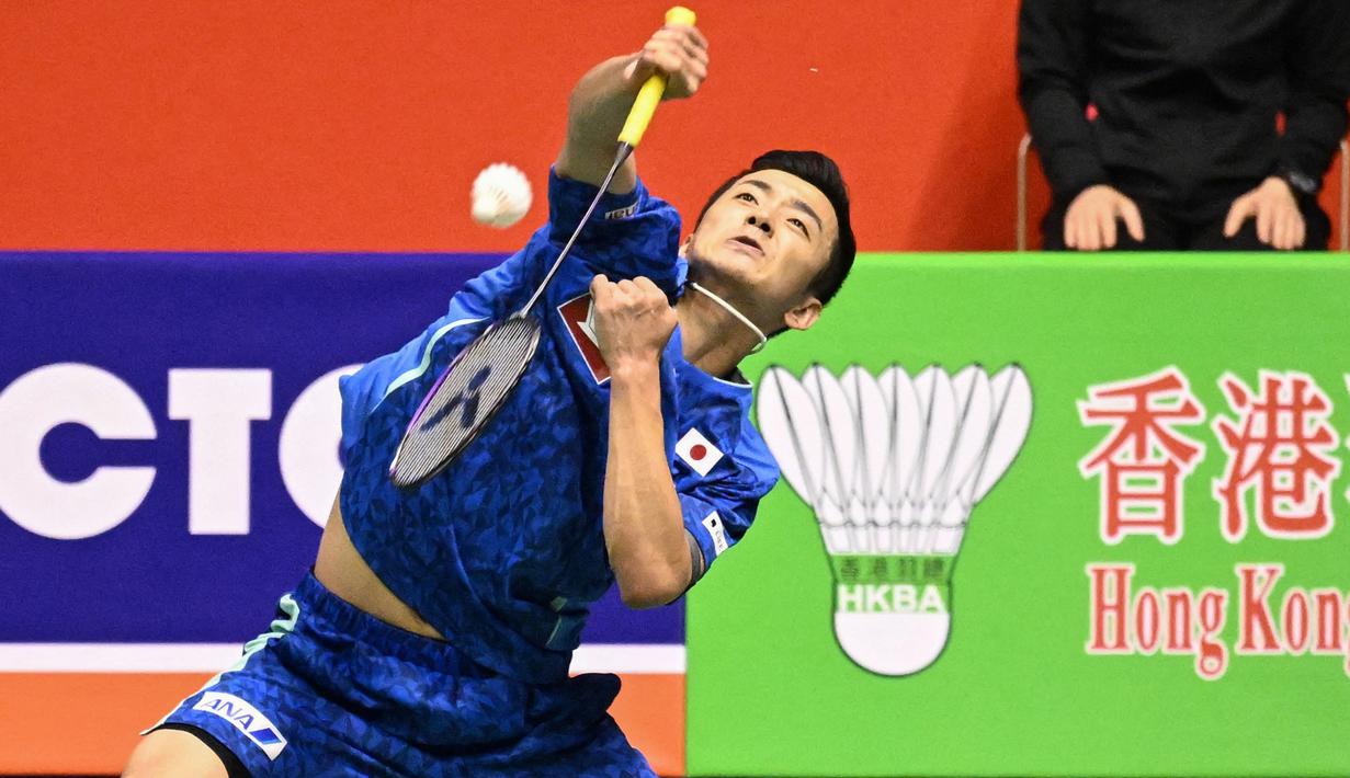 Tunggal putra Jepang, Kenta Nishimoto, berhasil mengembalikan pukulan dari wakil Indonesia, Jonatan Christie dalam pertandingan final Hong Kong Open 2023 yang berlangsung di Hong Kong Coliseum, Minggu (17/9/2023) sore WIB. Kenta Nishimoto berhasil menang mudah di gim pertama atas Jojo dengan skor 21-12. (AFP/Peter Parks)