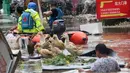 Petugas penyelamat membantu warga saat banjir melanda kawasan Loudi, provinsi Hunan (2/7). Curah hujan yang tinggi membuat air sungai Xiangjiang meluap dan mengakibatkan banjir di provinsi Hunan. (AFP Photo/Str/China Out)
