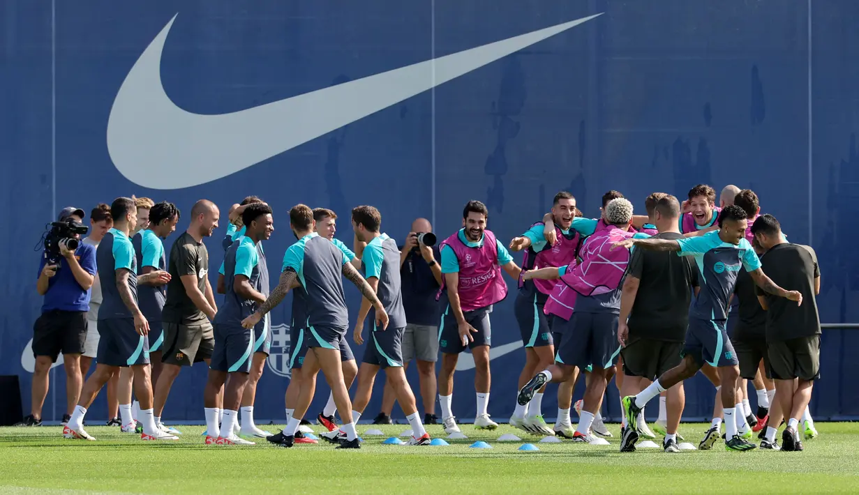 Pemain Barcelona saat sesi latihan jelang laga Liga Champions di Sant Joan Despi, Barcelona, Senin (19/9/2023). Barca akan berhadapan dengan Antwerp FC. (AFP/Lluis Gene)