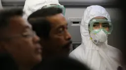 Pramugari mengenakan pakaian khusus bersiap untuk meninggalkan Bandara Soekarno Hatta di Tangerang, Banten, Sabtu (1/2/2020). Indonesia mengirim tim evakuasi untuk memulangkan kebanyakan mahasiswa yang belajar di wilayah yang dilanda virus corona. (AFP/Adam Tanjung)