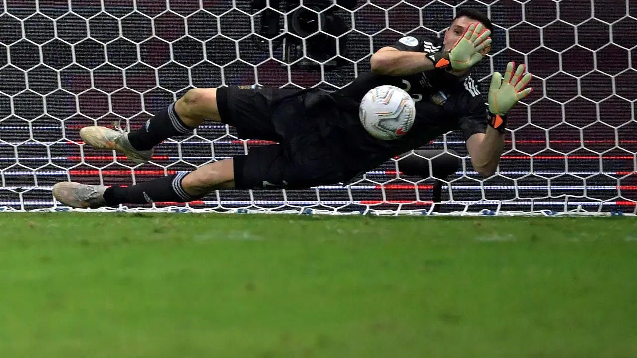 Foto Copa America: Aksi Garang Emiliano Martinez yang dapat Pujian dari Lionel Messi Bersama Argentina di Copa America 2021