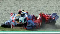 Marc Marquez ketika alami crash di ajang MotoGP 2024. (LLUIS GENE / AFP)