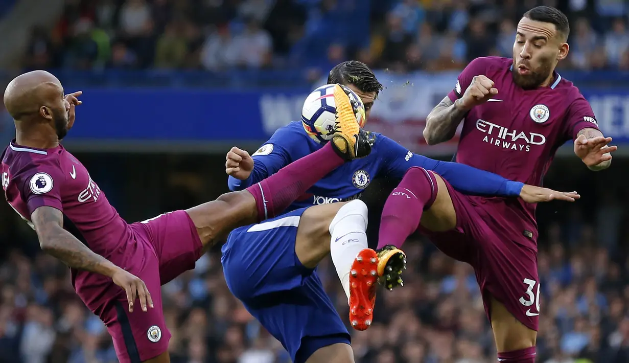Striker Chelsea, Alvaro Morata, berusaha melewati hadangan pemain Manchester City pada laga Premier League di Stadion Stamford Bridge, London, Sabtu (30/9/2017). Chelsea kalah 0-1 dari City. (AFP/Ian Kington)