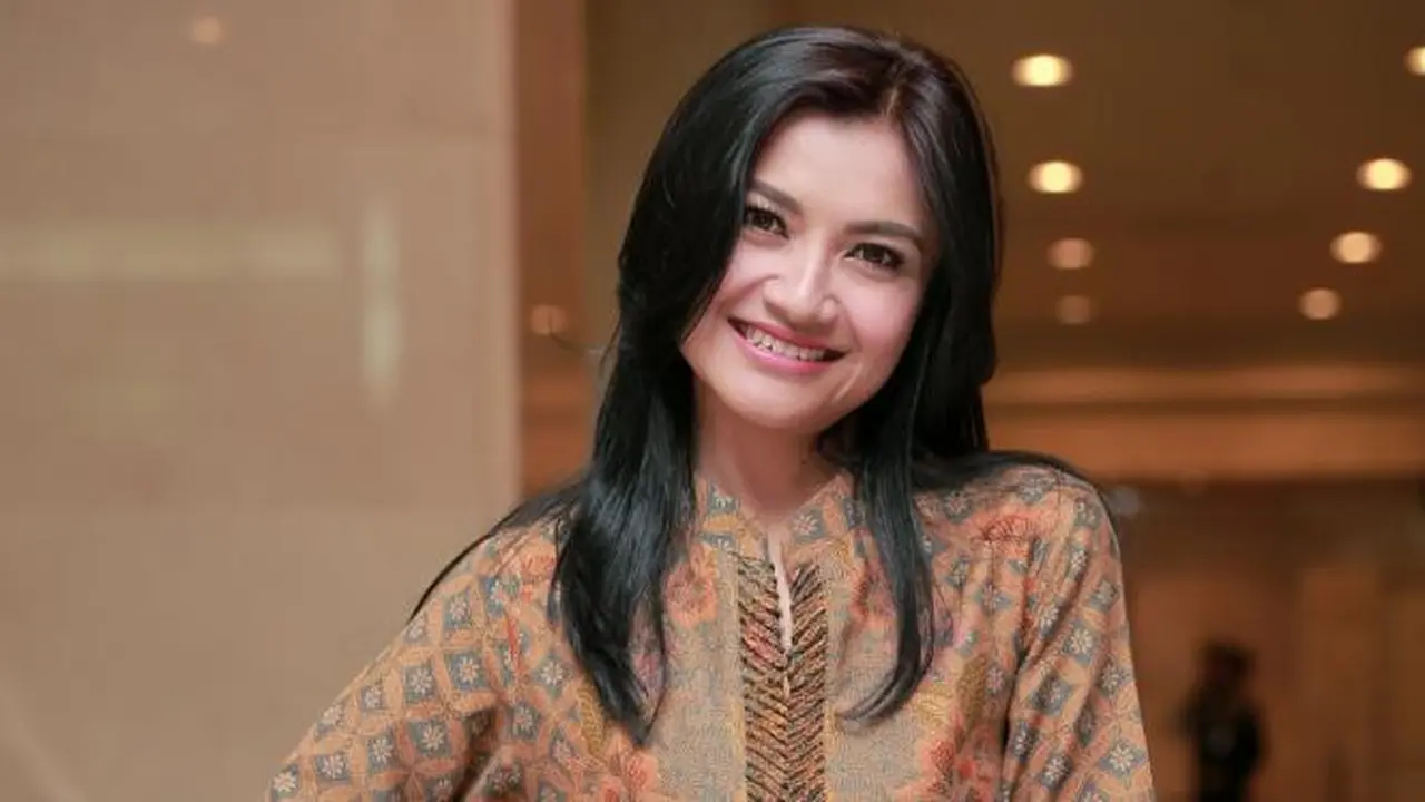Presenter Tina Talisa