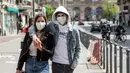 Pasangan mengenakan masker berjalan di Lille, Prancis utara, (11/5/2020). Prancis mulai melonggarkan pembatasan pergerakan mulai Senin (11/5) melalui "proses yang sangat bertahap" yang akan berlangsung selama beberapa pekan. (Xinhua/Sebastien Courdji)