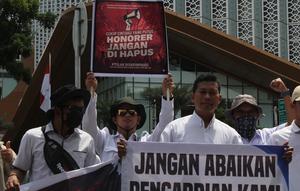 Massa dari Aliansi Honorer Non Database BKN Gagal Calon Pegawai Negeri Sipil (CPNS) Indonesia menggelar Aksi Damai Jilid 2 Nasional di kawasan Silang Selatan Monumen Nasional, Jakarta Pusat, pada Senin (17/11/2025). (merdeka.com/magang/Rendi Saputra)