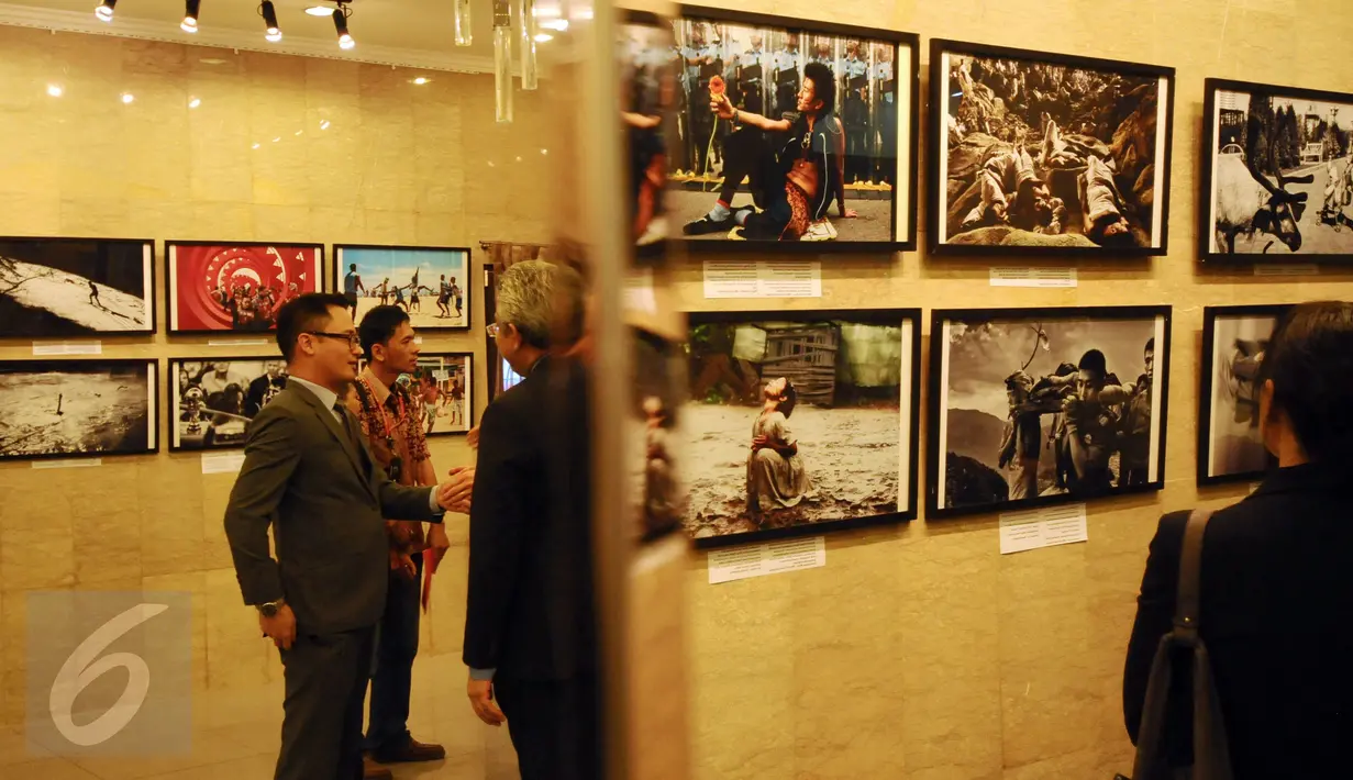 Pengunjung melihat-lihat hasil liputan pewarta foto Rusia, Andrey Stenin di Russian Center for Science and Culture, Jakarta, Selasa (22/12/2015). Andrey Stenin gugur di Timur Ukraina pada Agustus 2014 lalu. (Liputan6.com/Helmi Fithriansyah)