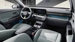 Interior mobil ini mengadopsi konsep futuristis yang minimalis. Bentuk dashboardnya memiliki napas serupa dengan kepunyaan Ioniq 5. Sepasang layar 12,3 inci hadir sebagai layar multimedia dan instrumen cluster. Selain itu, tersedia juga opsi head-up display berukuran 12 inci. Tuas transmisi bermigrasi ke kolom setir sama seperti Hyundai Ioniq 5. (Source: testcoches.es)