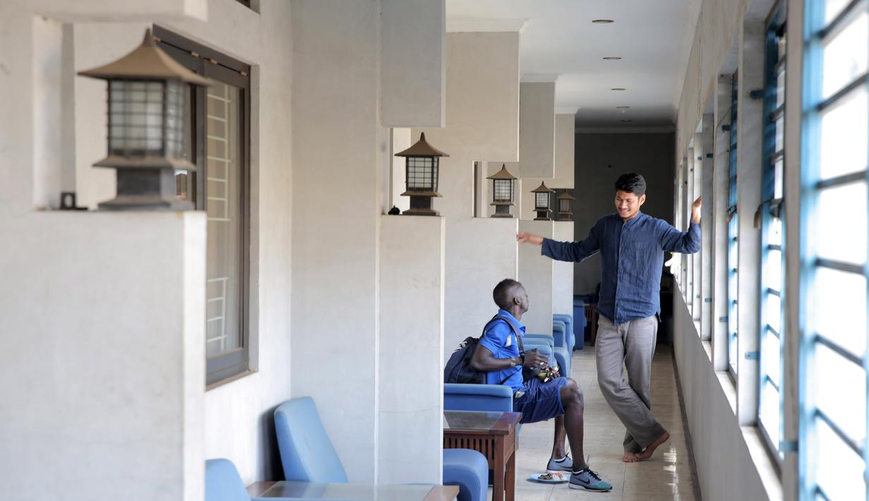 Makan Konate (kiri) dan Abdulrahman berbincang di depan kamar Mess Persib sebelum berangkat ke Jakarta, Jumat (16/10/2015). (Bola.com/Vitalis Yogi Trisna)