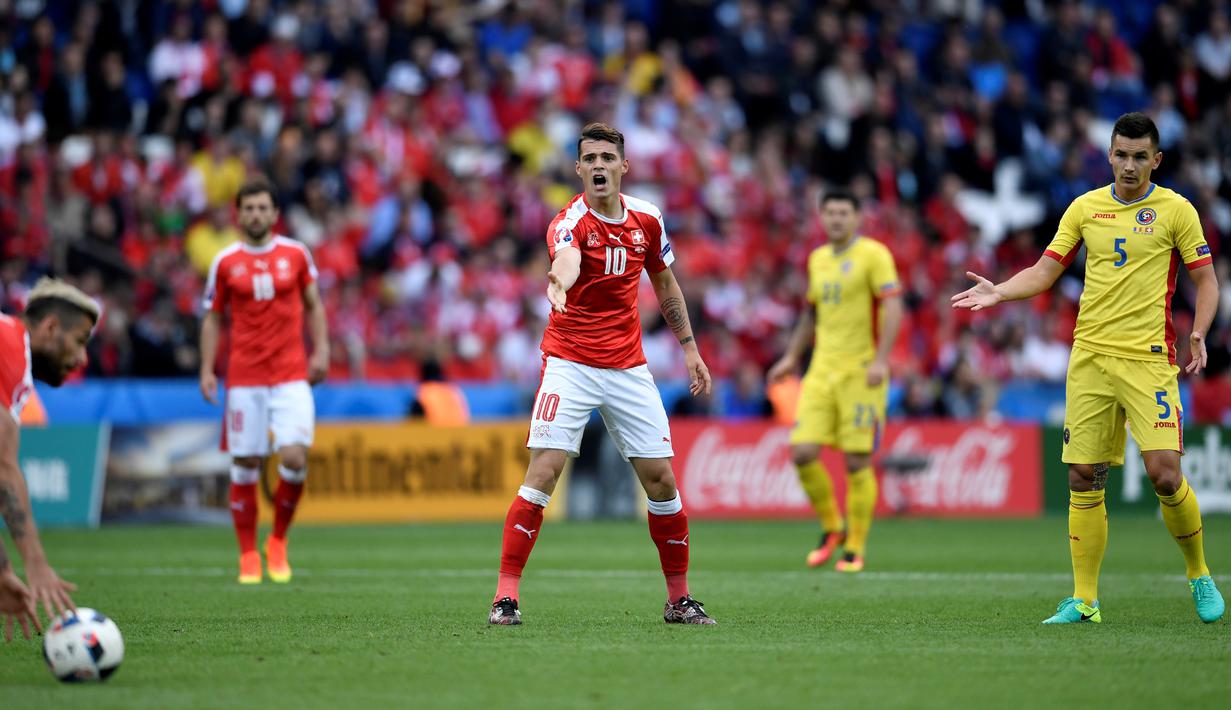 Granit Xhaka kembali menjadi nyawa bagi Swiss. Akurasi umpan yang mencapai 88 % dan menciptakan tiga peluang ke gawang Rumania membuatnya pantas menerima gelar Man of The Match, (15/6/2016). (AFP/Denis Charlet)
