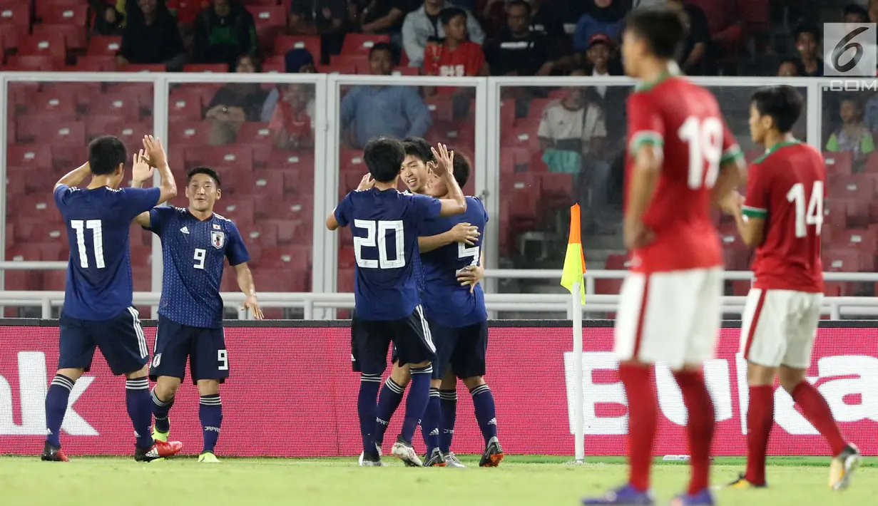 Pesepak bola Jepang U-19 merayakan selebrasi usai mencetak gol ke gawang Timnas Indonesia U-19 pada laga uji coba babak pertama di Stadion Utama GBK, Jakarta, Minggu (25/3). Babak pertama Timnas Indonesia kalah 0-1 (Liputan6.com/Angga Yuniar)