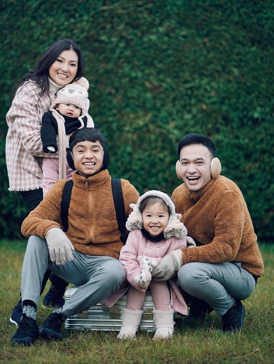 Penampilan Betrand Peto saat berlibur di Italia ini juga jadi sorotan. Dirinya pun menggunakan busana senada dengan yang dipakai oleh Ruben Onsu. (Liputan6.com/IG/@ruben_onsu)