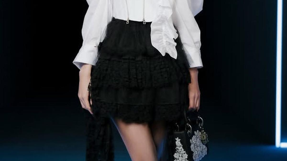 Jisoo BLACKPINK Tampil Menawan dengan Korset dan Rok Mini di Paris Fashion Week 2025