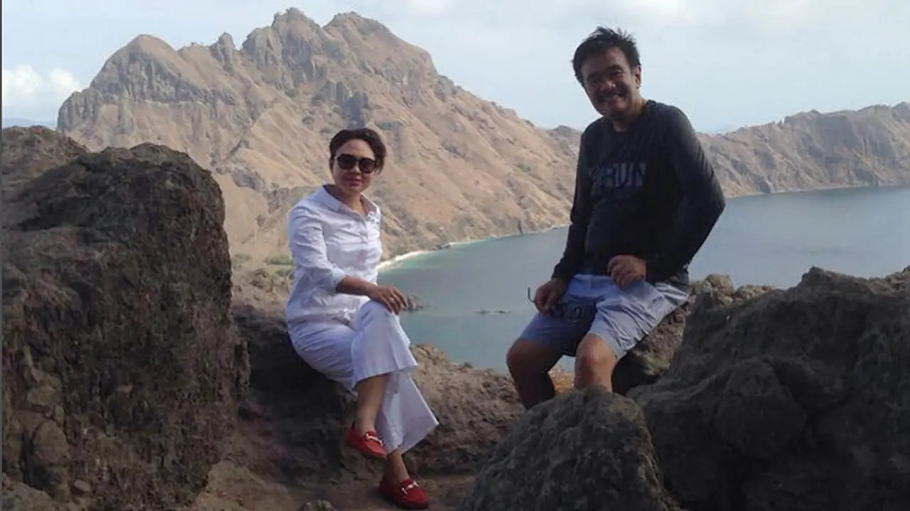 PHOTO: Romantis, Begini Gaya Djarot dan Keluarga Berlibur di Pulau Padar