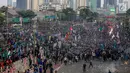 Mahasiswa berlarian saat polisi menembakkan gas air mata dalam demonstrasi menolak pengesahan RUU KUHP dan revisi UU KPK di depan Gedung DPR, Jakarta, Selasa (24/9/2019). Polisi menghalau mahasiswa yang berusaha masuk ke area Gedung DPR. (Liputan6.com/Faizal Fanani)