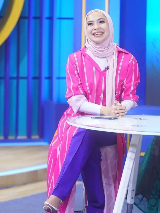 Feni juga membantah berhijab karena dekat dengan pangeran Arab. Ia pun mengungkapkan alasannya hingga akhirnya memutuskan untuk berhijab. Hal itu diungkapkan ketika ditanya oleh Olla Ramlan. [Instagram/fenirose]