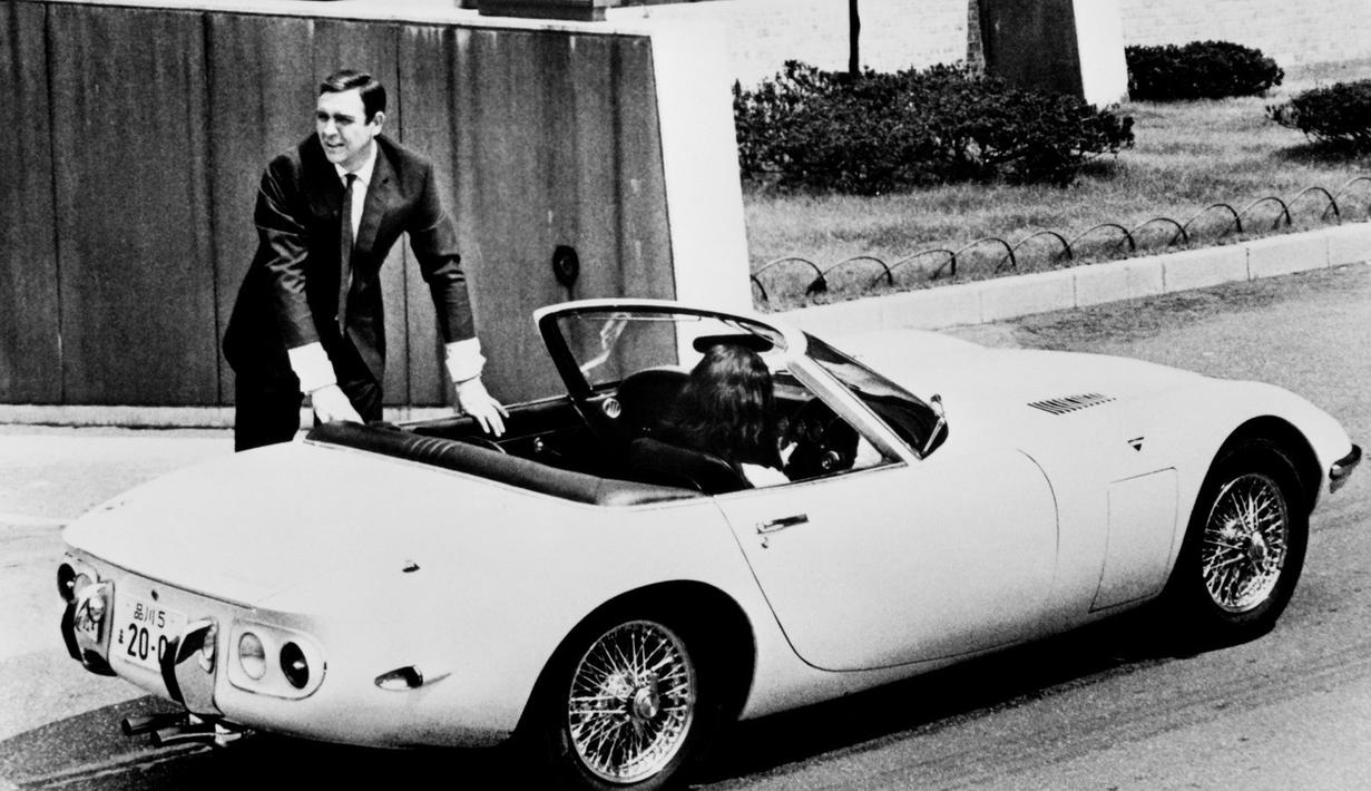 Toyota 2000GT Roadster ini hanya ada 2 unit saja di seluruh dunia. Kedua mobil ini dibuat untuk kebutuhan film James Bond saat masih dibintangi oleh Sean Connery. Toyota memotong atap dua mobil 2000GT dan dikonversi menjadi sebuah roadster. (Source: classicandsportscar.com)