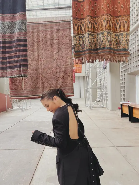 Namun kali ini gaya OOTD Prilly dengan atasan backless justru membuatnya banjir pujian. Tak sedikit netizen yang menyebut kecantikan Prilly makin bertambah. (Liputan6.com/IG/@prillylatuconsina96).