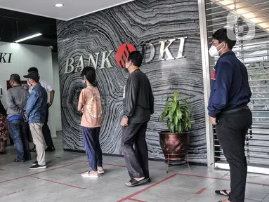 Warga antre untuk mencairkan dana bantuan sosial tunai (BST) di ATM Bank DKI kawasan Matraman, Jakarta, Rabu (21/7/2021). Pemprov DKI Jakarta menyalurkan BST di masa Pemberlakukan Pembatasan Kegiatan Masyarakat (PPKM) Darurat kepada 907.606 kepala keluarga (KK). (merdeka.com/Iqbal S. Nugroho)