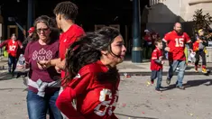 Ekspresi panik sejumlah warga saat tragedi penembakan di parade kemenangan Kansas City Chiefs setelah memenangkan Super Bowl LVIII di Kansas City, Missouri, Amerika Serikat, Rabu (14/02/2024) waktu setempat. Sebanyak 21 orang terluka dan satu orang meninggal dunia akibat teror tersebut. (AFP/Andrew Caballero-Reynolds)