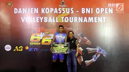 Direktur Utama Indosiar, Imam Sudjarwo foto bersama dengan pemain terbaik putra pada final turnamen Danjen Kopassus Open Volleyball Tournament antara Tim Voli TNI AL melawan tim PBVAD di GOR Nanggala, Jakarta. Minggu (08/4). (Liputan6.com/Johan Tallo)