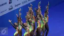Atlet renang indah Indonesia tampil dalam nomor renang indah beregu kategori Free Combination SEA Games di OCBC Aquatic, Singapura, Kamis (4/6). Tim renang indah Indonesia berhasil menyabet tiga perunggu. (Liputan6.com/Helmi Fithriansyah)