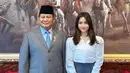 Fuji diundang Prabowo ke kantornya untuk makan siang bersama artis lainnya. Ia pun tampil semi formal dengan outfitnya. [@opah_faisal]