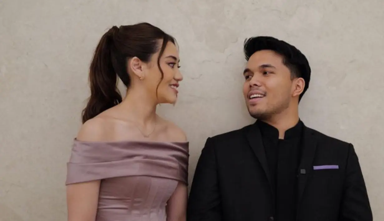 Hadir di pernikahan Mahalini dan Rizky Febian, Aaliyah mengenakan gaun bridesmaid off shoulder warna ungu. Sedangkan, Thariq tampil mengenakan setelan jas hitamnya. [@thariqhalilintar]