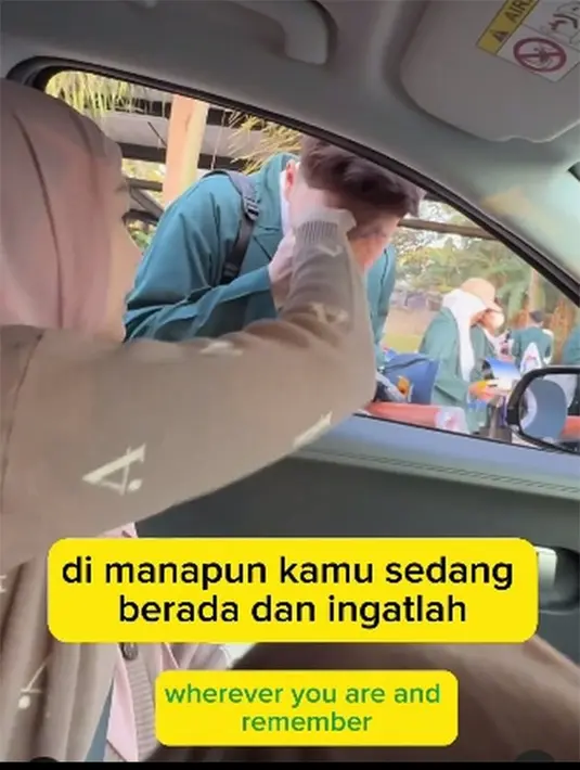 Momen pertama melepas kuliah putranya di hari pertama. Pasangan ini mengantarkan sampai depan gerbang kampusnya. [Instagram/ariekuntung]