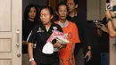Petugas membawa ZU (60), tersangka pencabulan anak di bawah umur, usai konferensi pers di Polres Jakarta Selatan, Selasa (11/7). Aksi tersebut diakui tersangka sudah dilakukan sebanyak 10 kali terhadap 10 anak yang berbeda (Liputan6.com/Immanuel Antonius)