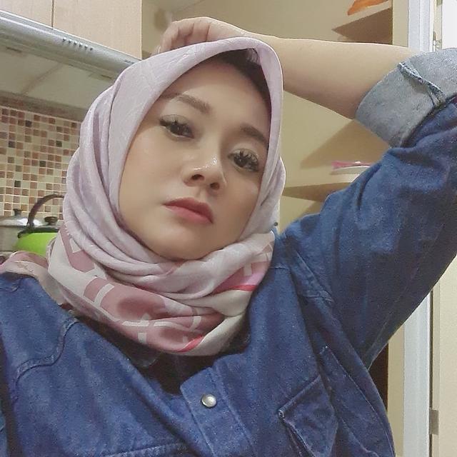 7 Potret Wenty Eri, Tunangan Baru Komedian Adul dengan Gaya Kasual