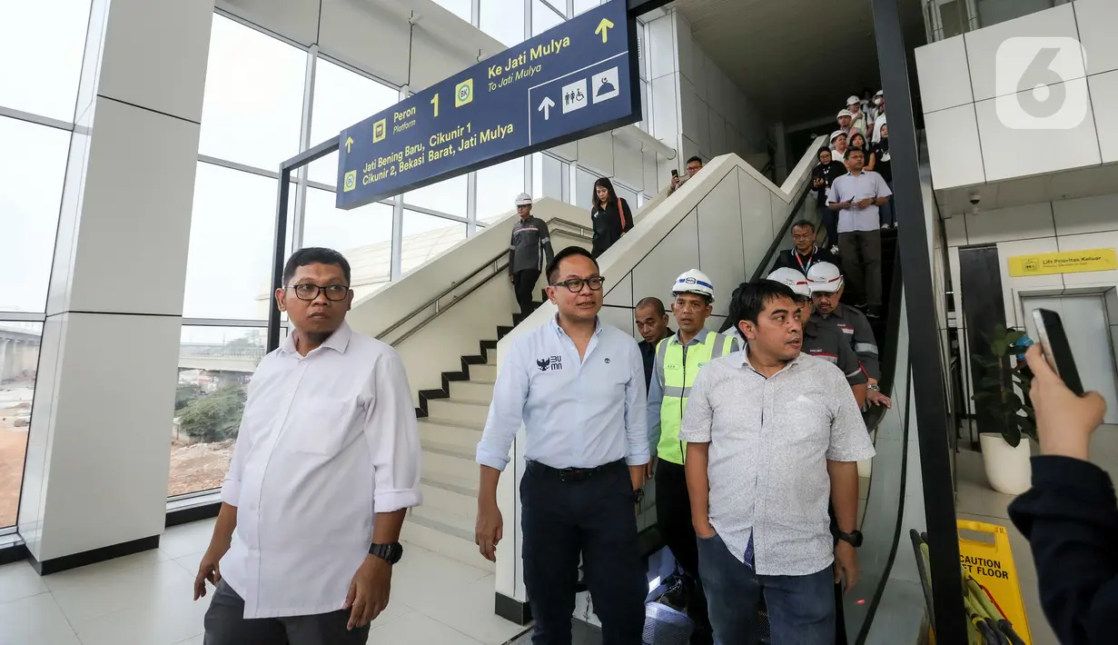 Kartika Wirjoatmodjo menilai kehadiran LRT Jabodebek akan menambah pilihan transportasi publik bagi masyarakat. Dia menyebut hal ini juga akan berdampak positif terhadap perbaikan kualitas udara Jakarta dan sekitarnya. (Liputan6.com/Faizal Fanani)