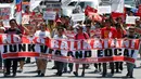 Sejumlah orang turun ke jalan untuk menggelar demo ke Kedutaan Besar AS di Manila, Filipina (17/5). Mereka melakukan aksinya untuk memprotes latihan militer Filipina-AS yang sedang berlangsung.  (AP Photo/Bullit Marquez)