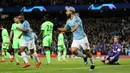 Selebrasi striker Manchester City Sergio Aguero usai usai mencetak gol ke gawang Schalke dalam leg kedua babak 16 besar Liga Champions di Etihad Stadium, Manchester, Selasa (12/3). City membantai Schalke 7-0. (Martin Rickett/PA via AP)