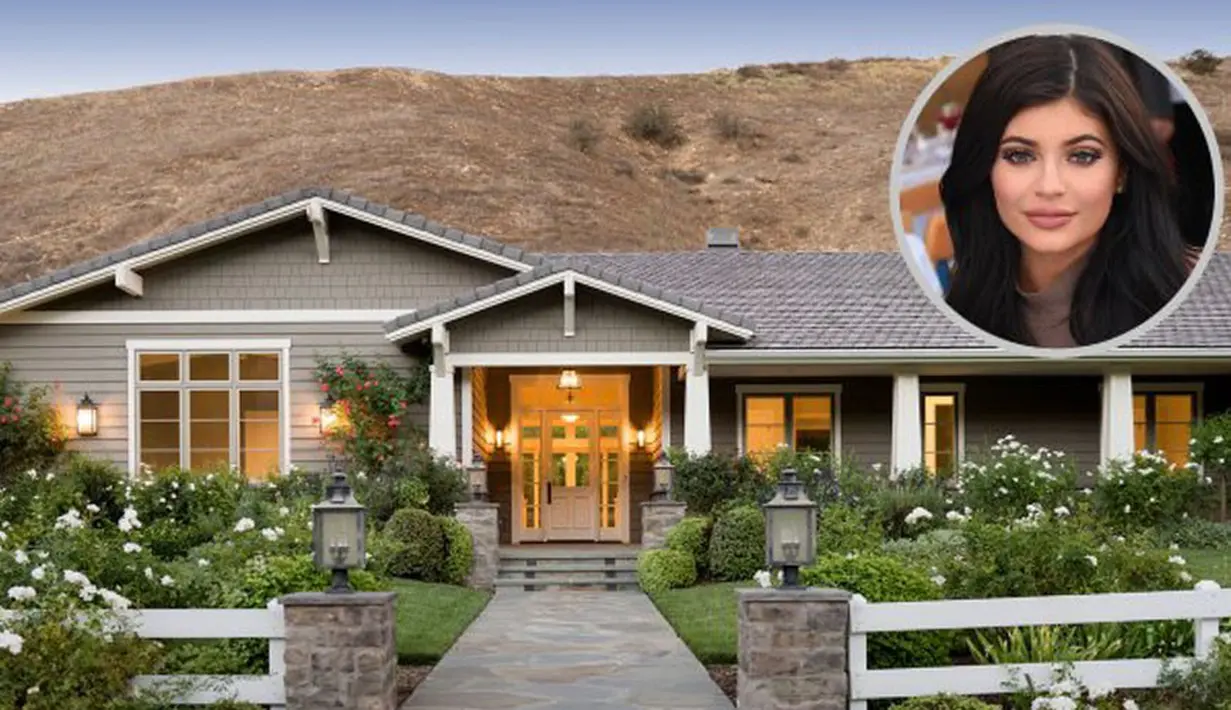 Di usianya yang masih terbilang belia, Kylie Jenner tergolong sukses dalam kariernya. Terbukti ketika dirinya membeli rumah mewah pada Agustus 2016 lalu, namun tersiar kabar saat ini ia akan kembali menjual rumah tersebut. (doc.PEOPLE.com)