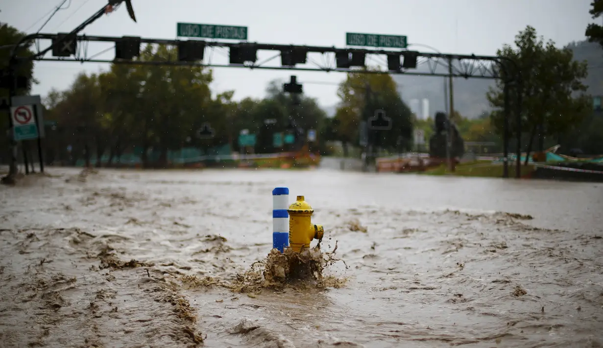 Pemandangan dari banjir yang merendam jalan di Ibu Kota Chile, Santiago, Minggu (17/4). Chile didera hujan lebat tanpa henti selama akhir pekan kemarin yang mengakibatkan banjir dan longsor. (REUTERS/Ivan Alvarado)