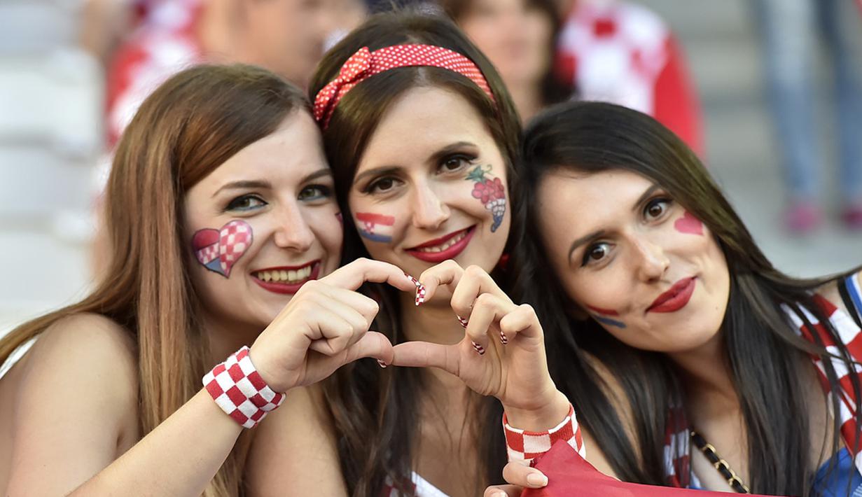 Gaya suporter Kroasia saat mendukung timnya melawan Spanyol pada laga Grup D Piala Eropa 2016 di Stade Mahmut-Atlantique, Bordeaux, Rabu (22/6/2016) dini hari WIB. (AFP/Georges Gobet)