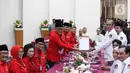 Sekjen Partai Demokrasi Indonesia Perjuangan (PDIP), Hasto Kristiyanto menyerahkan dokumen daftar bakal calon legislatif (bacaleg) kepada Ketua Komisi Pemilihan Umum (KPU) Hasyim Asy'ari di Gedung KPU, Jakarta, Kamis (11/5/2023). (Liputan6.com/Herman Zakharia)