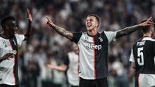 Striker Juventus, Federico Bernardeschi, merayakan gol yang dicetaknya ke gawang Leverkusen pada laga Liga Champions di Stadion Juventus, Turin, Selasa (1/10). Juventus menang 3-0 atas Leverkusen. (AFP/Isabella Bonotto)