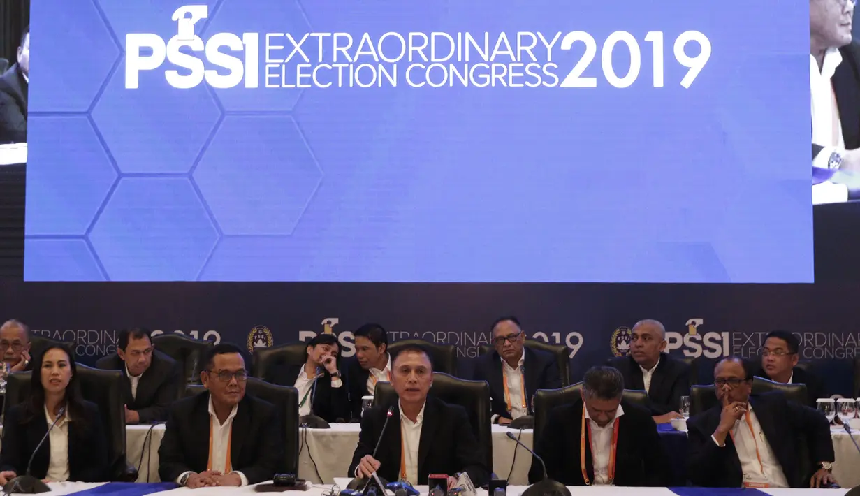 <p>Ketua Umum PSSI, Mochamad Iriawan, memberikan keterangan usai KLB PSSI di Hotel Shangri-La, Jakarta, Minggu (2/11/2019). Iwan akan memimpin PSSI selama empat tahun, dari 2019 hingga 2023. (Bola.com/M Iqbal Ichsan)</p>