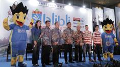 Pengurus PP PBSI serta sponsor Indonesia Open 2018 foto bersama usai konferensi pers di Hotel Fairmont, Jakarta, Senin (14/5/2018). Blibli Indonesia Open 2018 ini memperebutkan hadiah total senilai USD 1.250.000. (Bola.com/M Iqbal Ichsan)